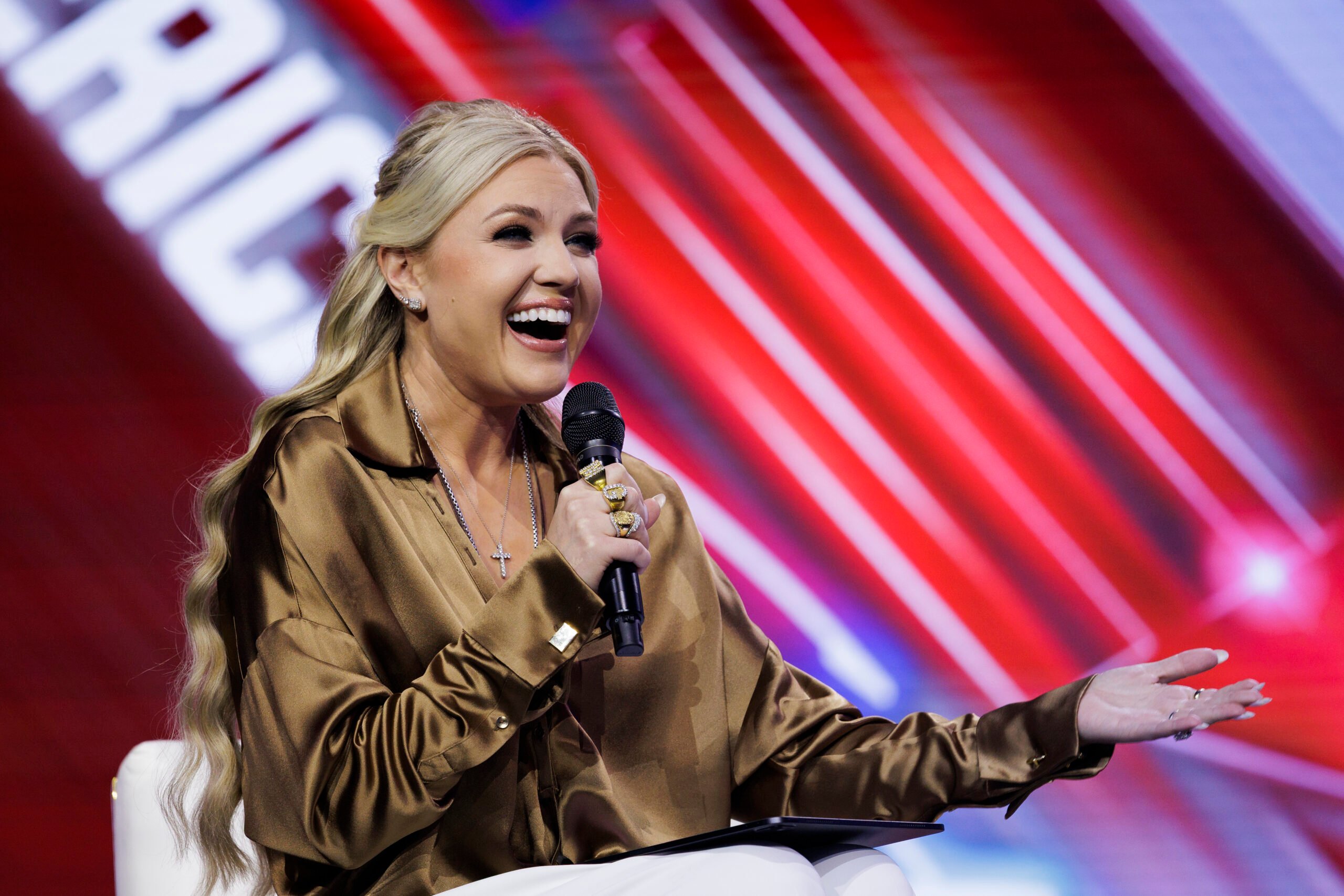 Erika Kirk criticada por su ‘estilo de vida lujoso’ y su interminable gira de prensa 4 meses después de la muerte de su marido