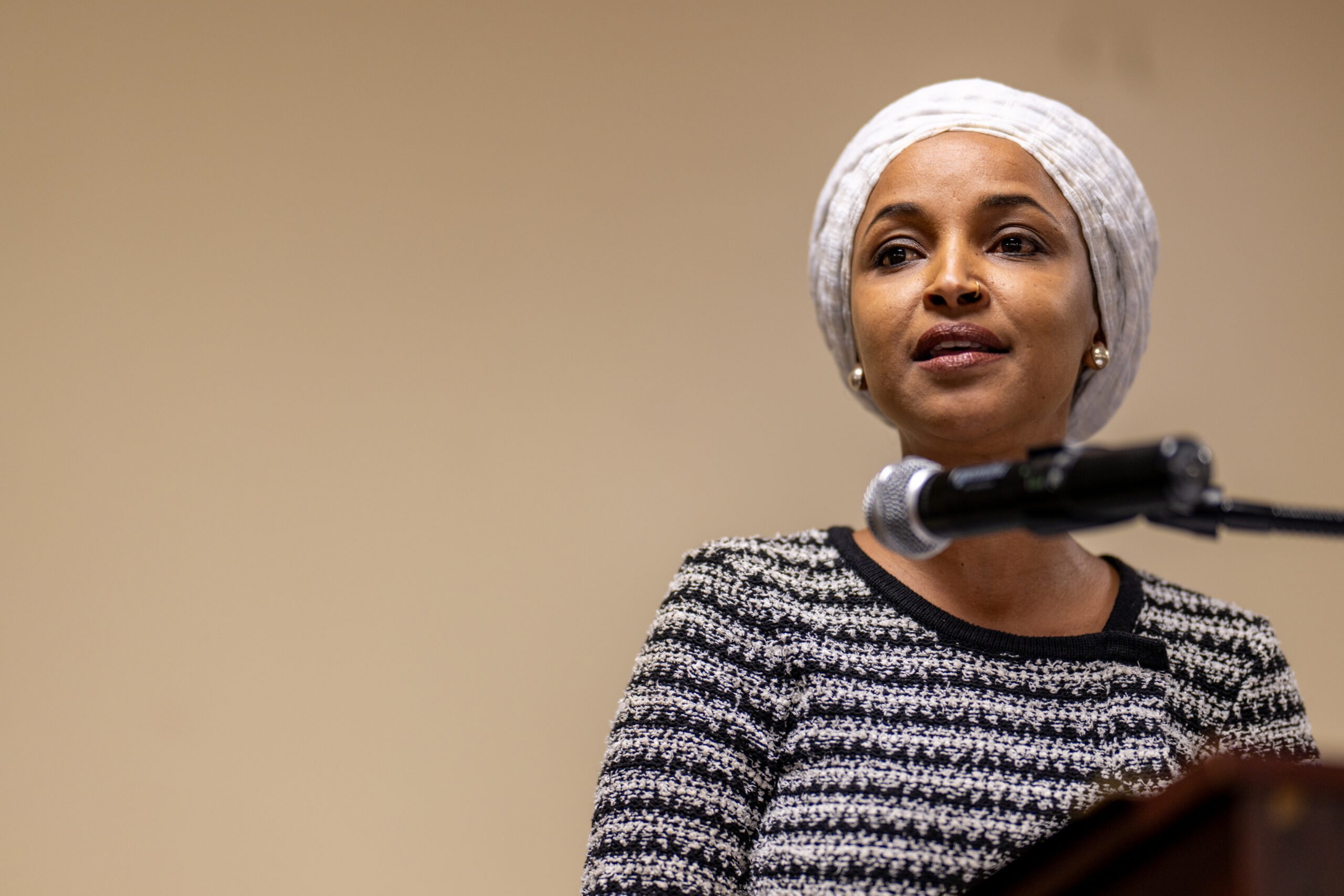 Ilhan Omar roció con una sustancia desconocida el ayuntamiento; Trump acusa a congresista de ser responsable del ataque