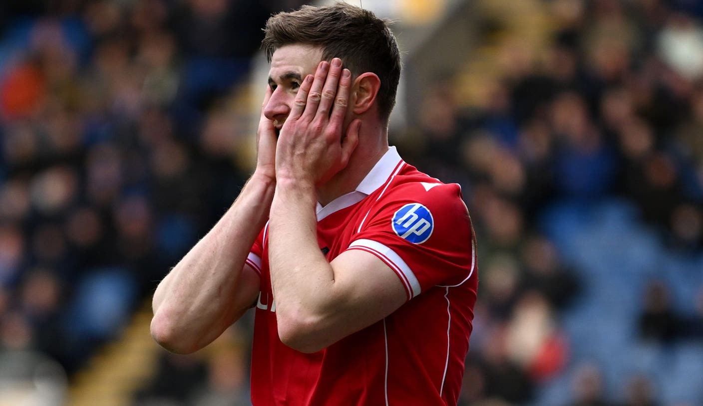 El ascenso del Wrexham a la Premier League podría perderse tras la lesión de rodilla de Sheaf