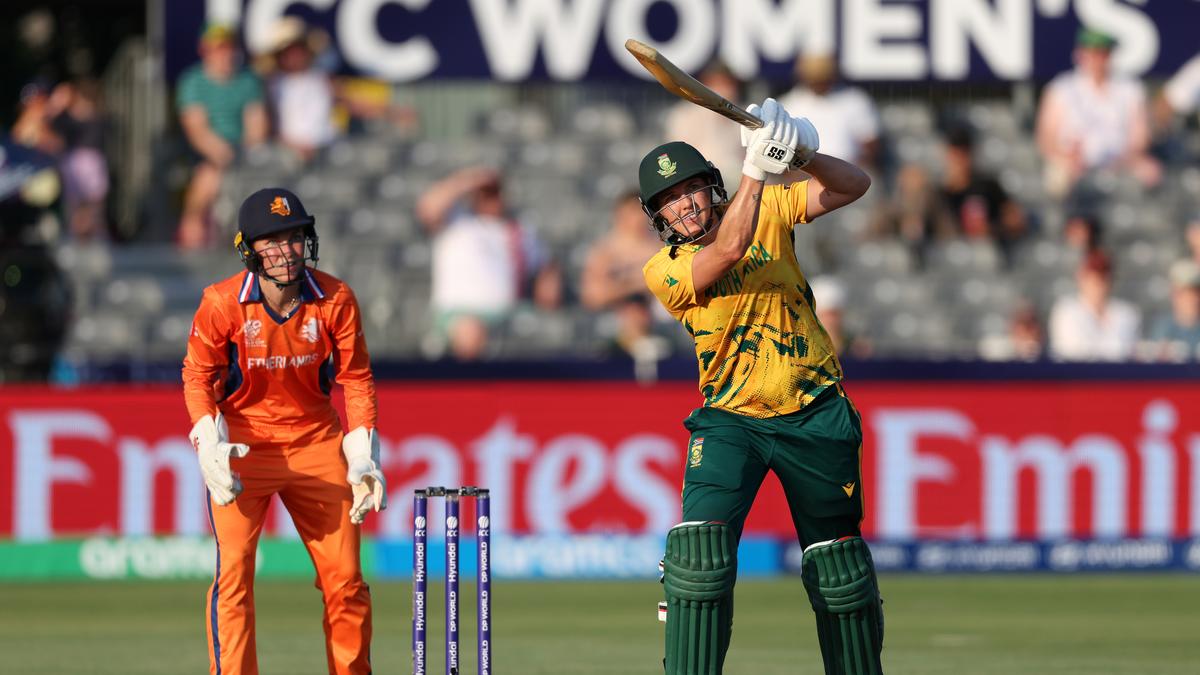 Tazmin Brits anota sus primeros cien en el partido de la Copa Mundial Femenina T20 de Sudáfrica 2026 contra Holanda.