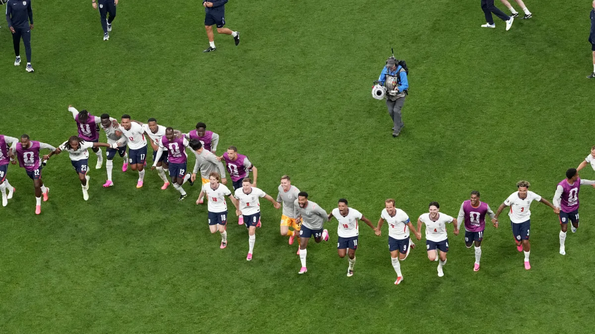 ¿Cómo se lesionó Jordan Henderson? El veterano de Inglaterra fue retirado en camilla para celebrar después de la victoria en la Copa del Mundo contra México.