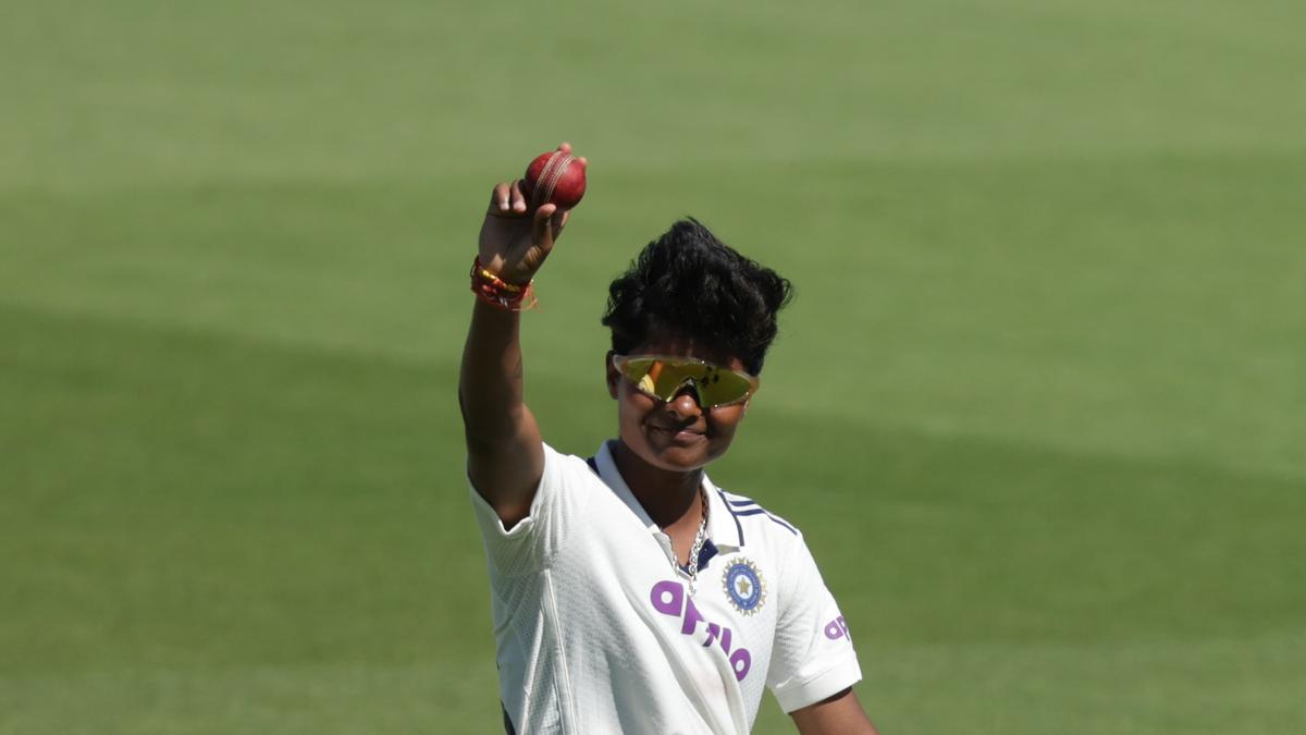 IND-W vs ENG-W Lord’s Test Día 2: Kranti hace historia, Inglaterra se desmorona e India refuerza su control