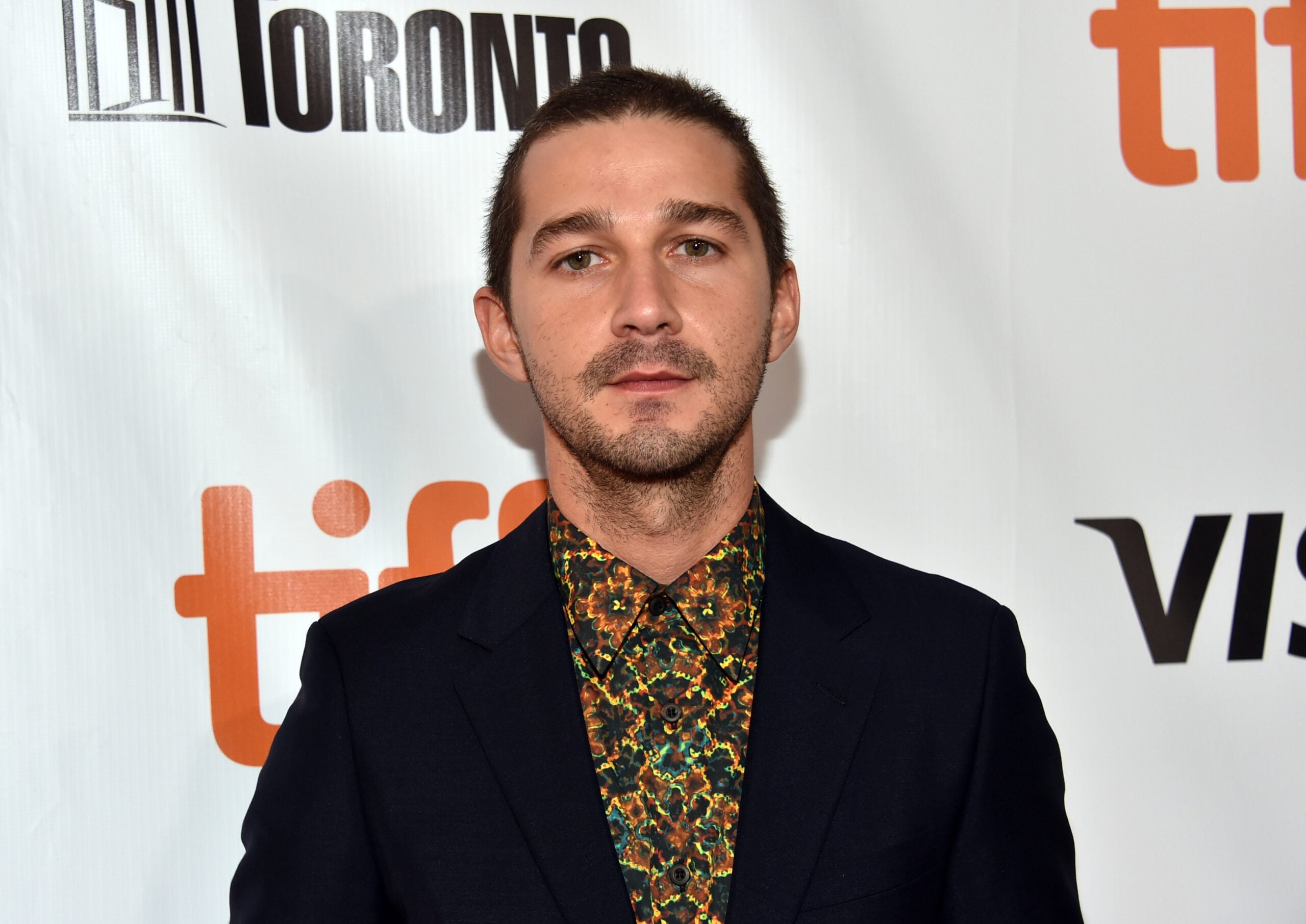 Shia LaBeouf arrestado nuevamente por agresión, dice que “los grandes gays dan miedo”