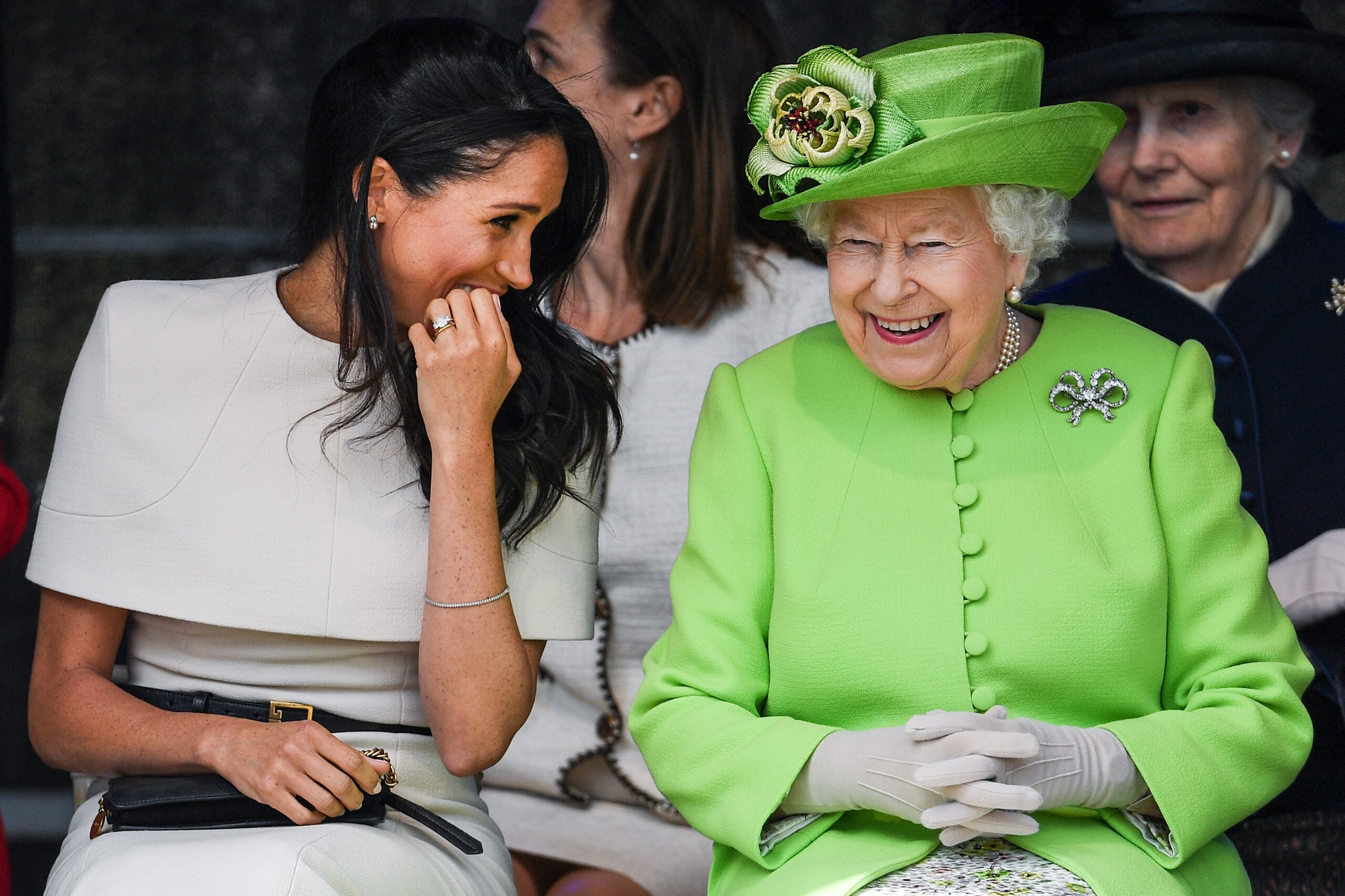 La reina Isabel puso a Meghan Markle ‘en su lugar’ en medio de acusaciones de intimidación, afirma un experto real