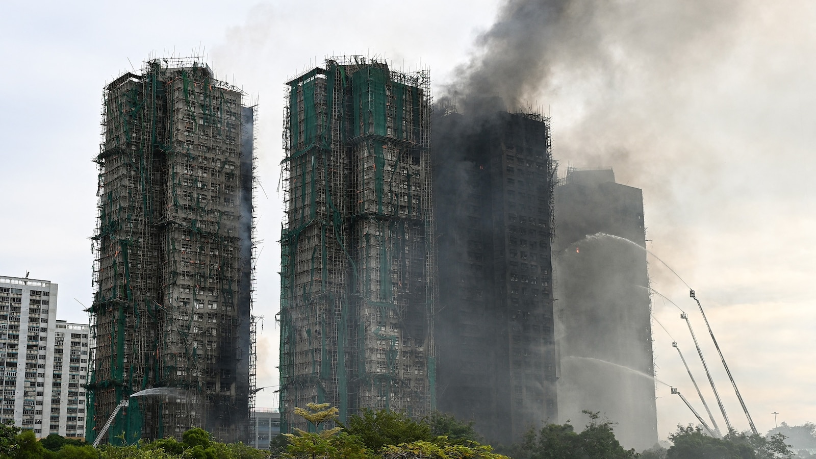 El número de víctimas de incendios en Hong Kong aumenta a 128, dicen las autoridades