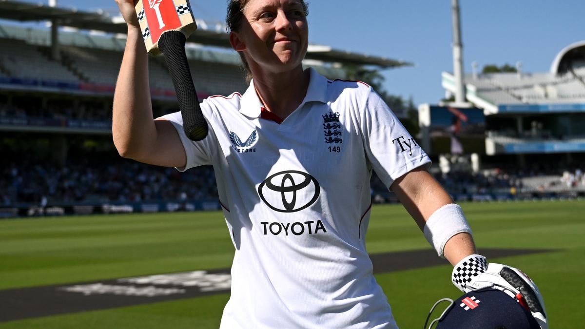 Knight quiere que las mujeres inglesas jueguen más cricket con pelota roja después de la derrota ante India