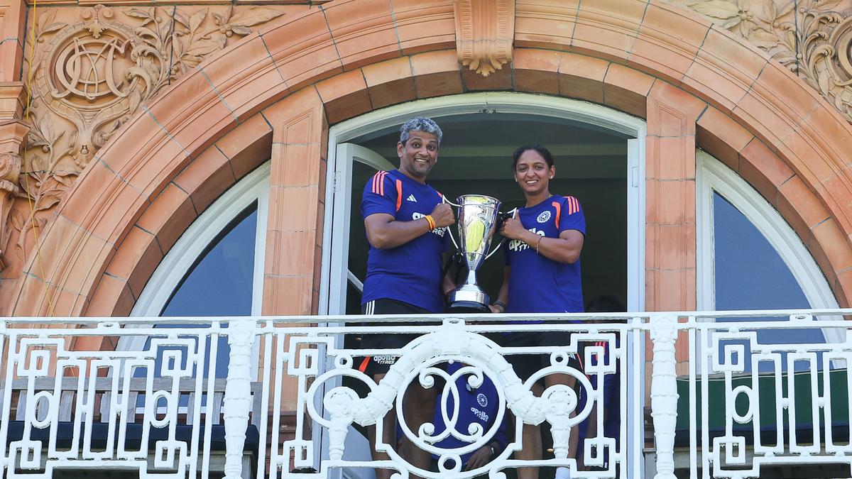 Amol Muzumdar saluda el esfuerzo del equipo durante el histórico triunfo femenino en la Prueba del Señor