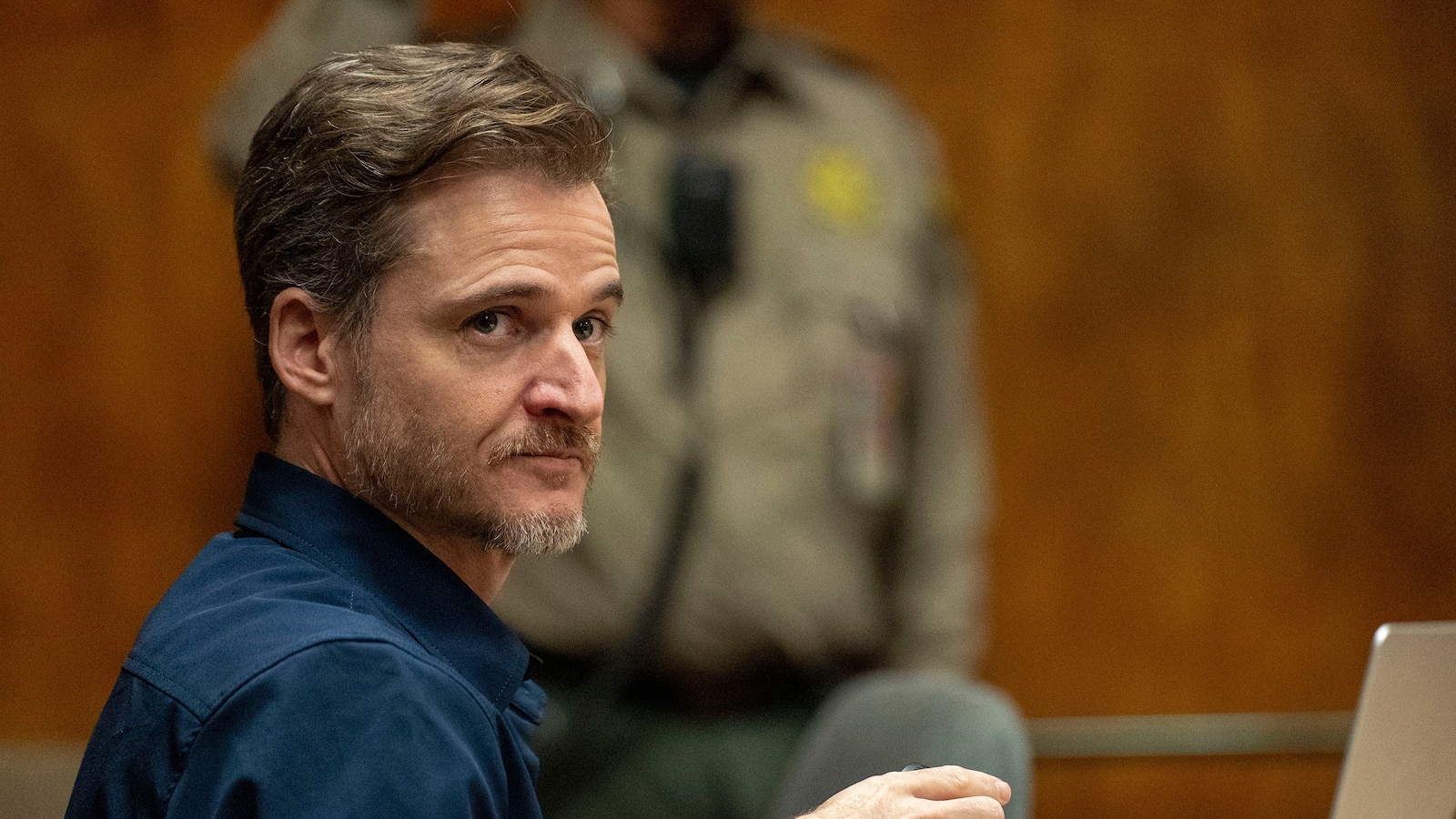 Jurado delibera en Hawaii contra un médico acusado de intentar matar a su esposa mientras caminaba