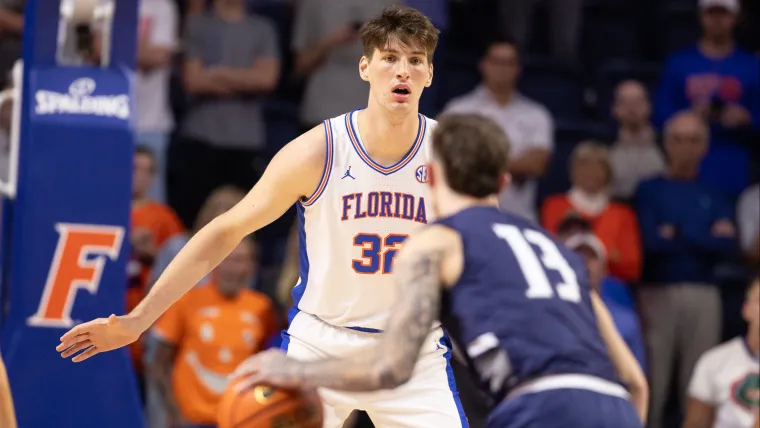 Olivier Rioux, de Florida, de 7 pies 9 pulgadas, anota el primer punto universitario de su carrera para los Gators