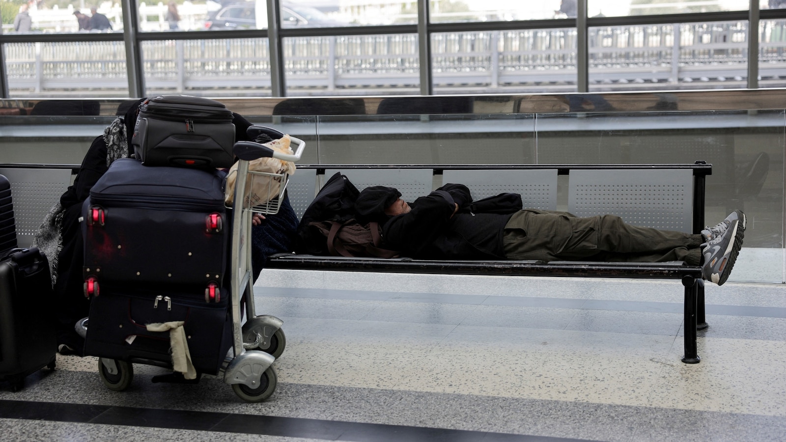 Se espera que vuelos chárter repatrien a estadounidenses varados mientras los viajeros se apresuran en medio de la guerra de Irán, dice el Departamento de Estado