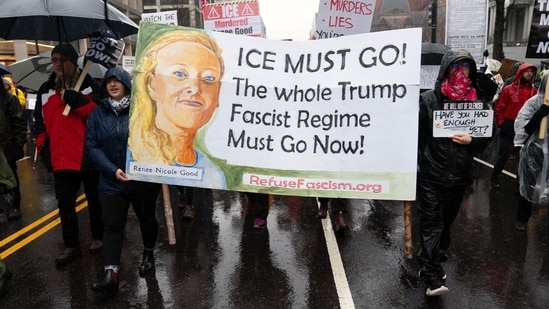 ¿ICE va de puerta en puerta? Esto es lo que debes hacer y conocer tus derechos.