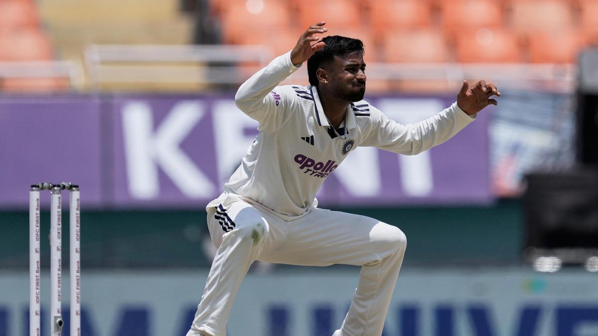 Indios en el cricket del condado: Suthar lleva a tres personas para su primera aparición en Warwickshire