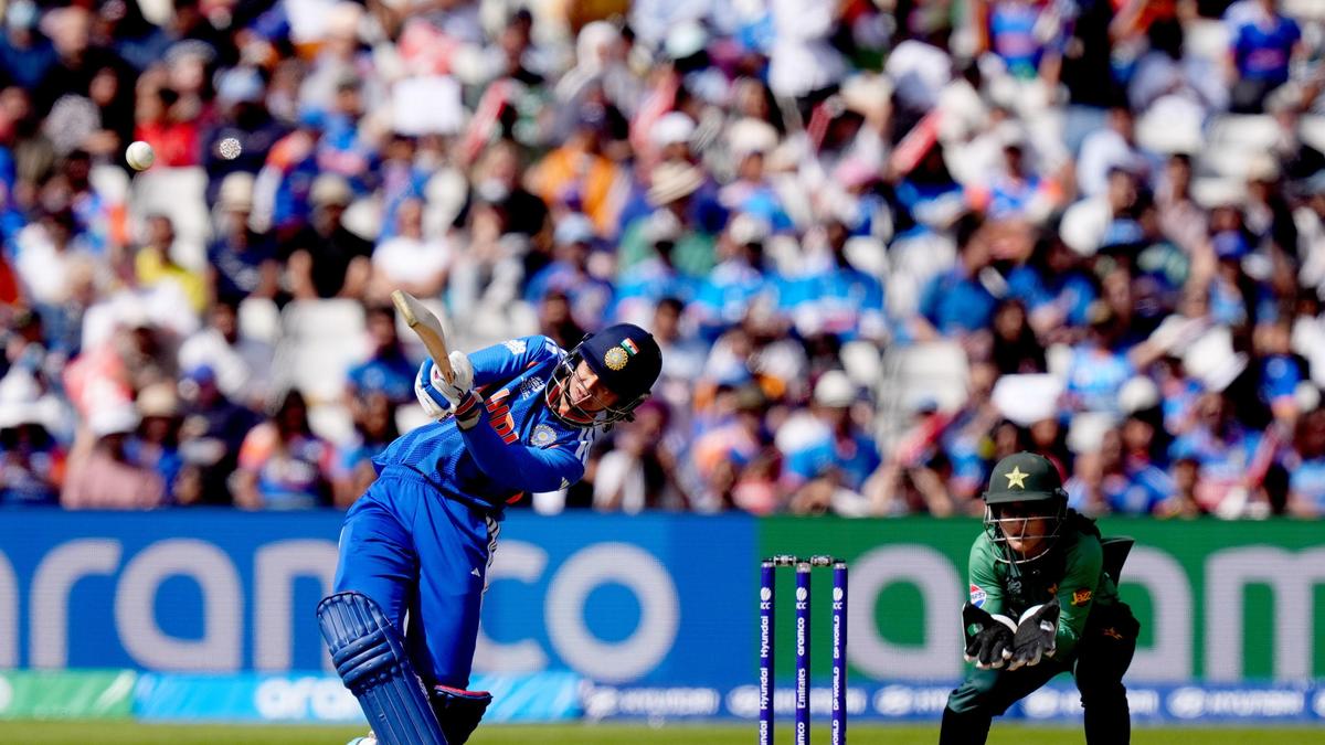 Copa Mundial Femenina T20 2026: los cincuenta de Smriti y los cuatro de Deepti llevan a India a una victoria de 64 carreras sobre Pakistán en el primer partido