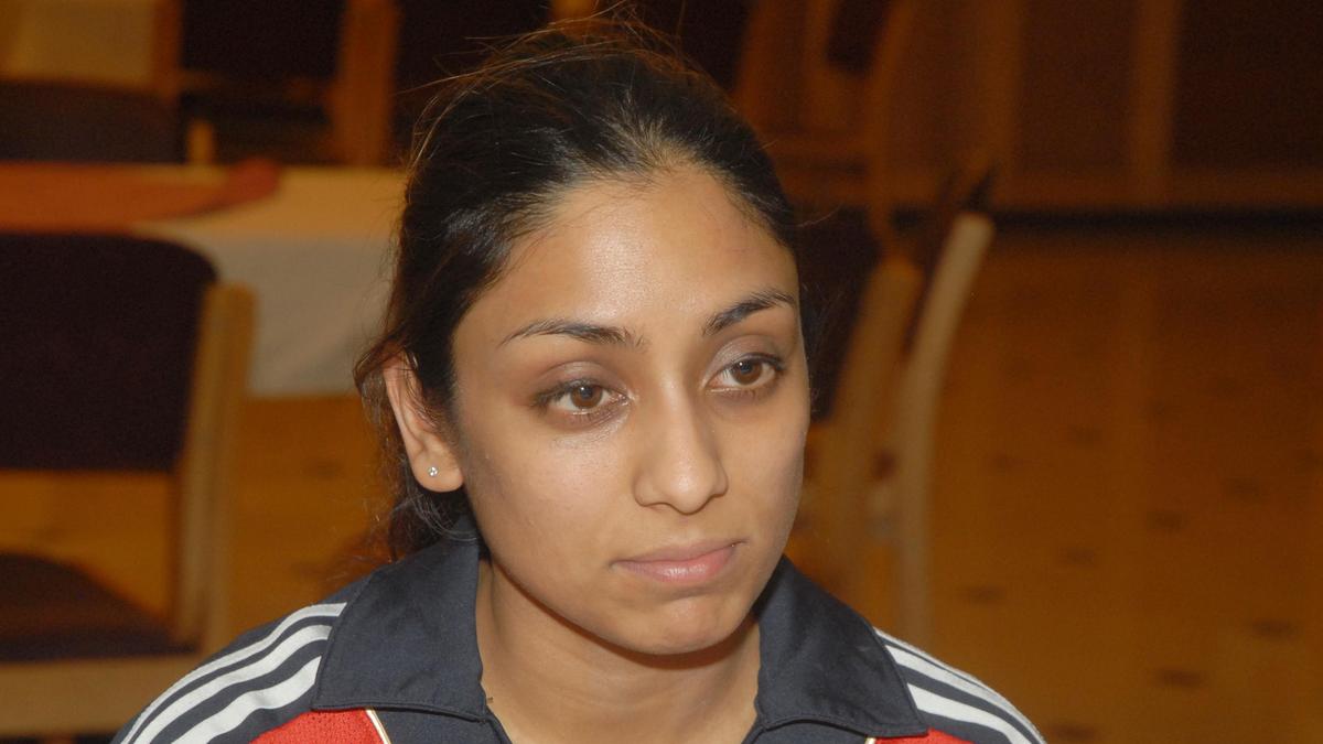 El exjugador de críquet inglés Isa Guha es honrado con un MBE