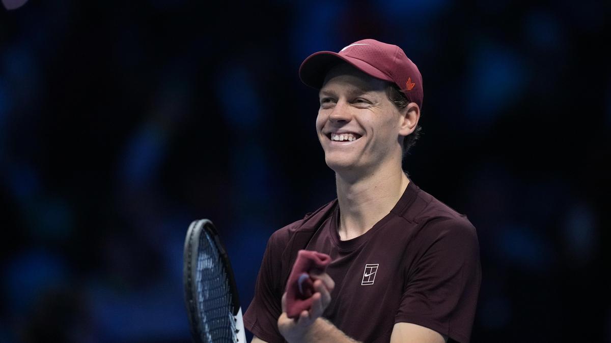 Finales ATP: Jannik Sinner derrota a Felix Auger-Aliassime para comenzar la defensa del título