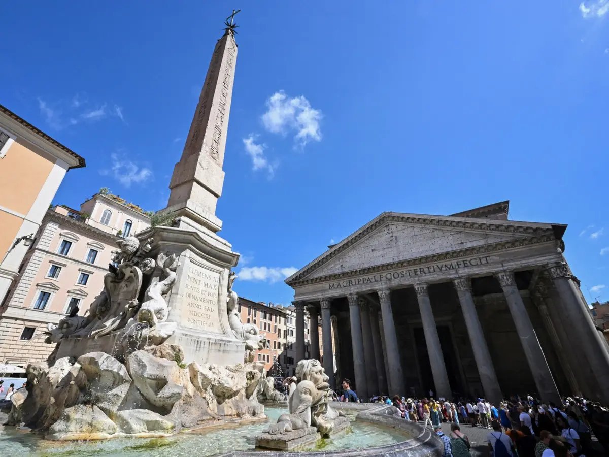 Japanese-Tourist-Falls-to-Death-from-Pantheon-Wall-in-Rome.jpg