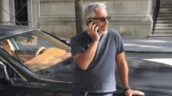 A Jeffrey Epstein le encantaba la Shalwar Kurta paquistaní y dijo que podía usarla también en fiestas indias