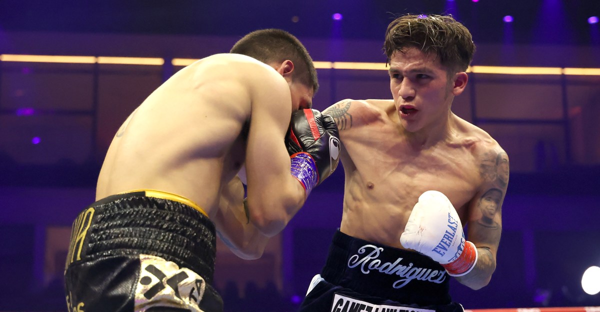 Jesse “Bam” Rodríguez consolidó tres títulos de peso súper mosca con una victoria por nocaut sobre Fernando Martínez.