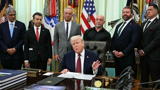 Trump vs. Joe Rogan llega a la Casa Blanca; bromea “Me gustaría un poco de ibogaína” después de firmar un nuevo pedido
