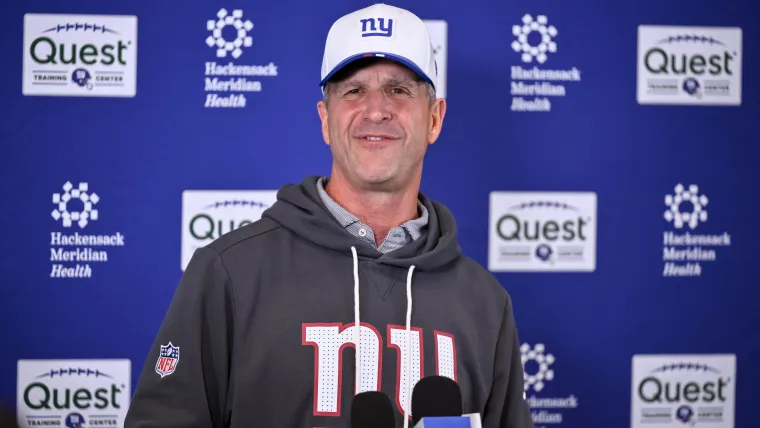 John Harbaugh y Giants Legends se visten con Super Mario Gear para un evento benéfico