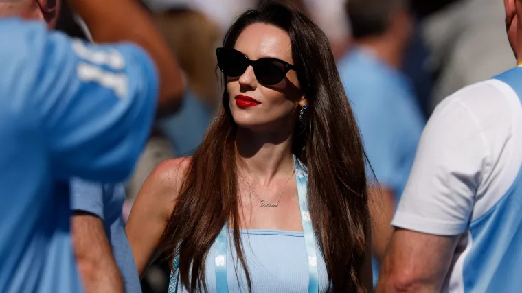 Jordan Hudson llama la atención con un vestido de cuerda ‘Barely There’ en un evento benéfico de Maine