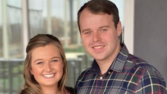 Joseph Duggar regresa a su hogar en Arkansas después de ser puesto en libertad bajo fianza mientras su esposa Kendra alcanza un gran hito legal