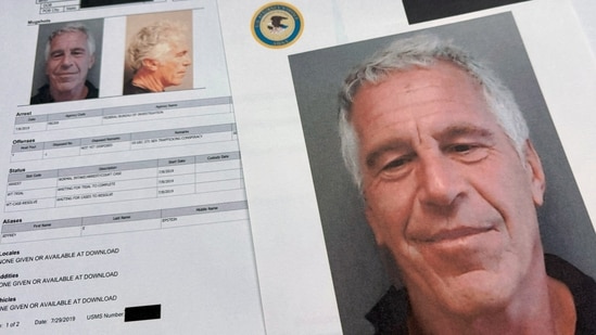 Los videos condenatorios de los archivos más recientes muestran a Epstein persiguiendo a niñas pequeñas; “depredador y repugnante”