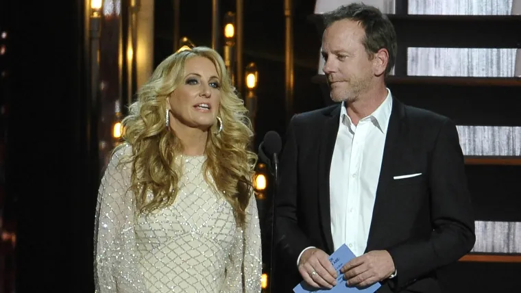 Kiefer Sutherland está casi completamente fuera de Hollywood como locutor de WWE