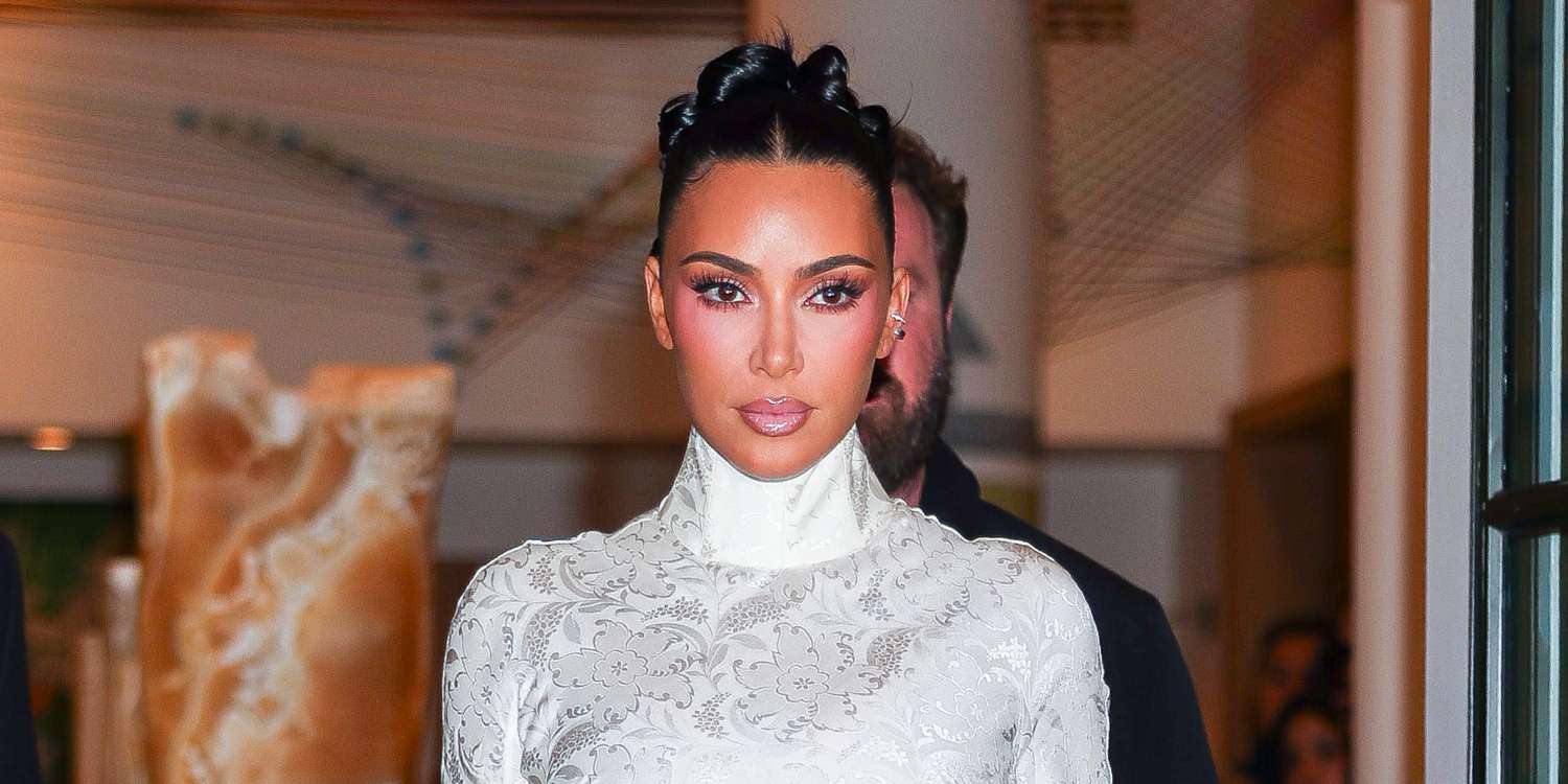 Kim-Kardashian-Embraces-Selfie-Szn-with-Poolside-Bikini-Photos-on.jpg