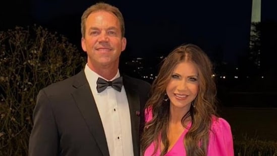 La bomba del divorcio de Kristi Noem: su madre revela el ‘golpe final’ que puso fin a 34 años de matrimonio con Bryon Noem