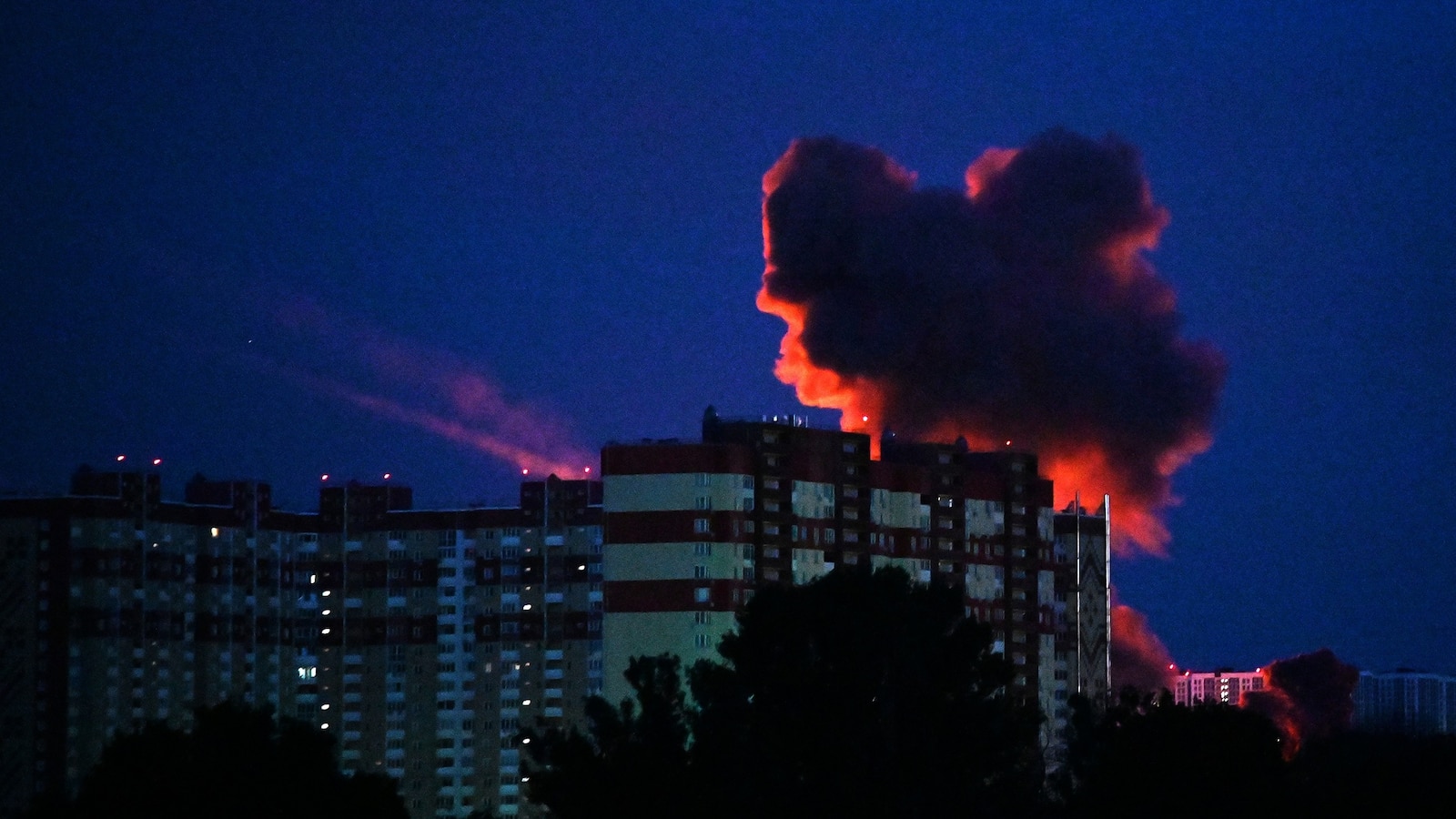 Rusia lanza un ‘horrible’ dron y ataca con misil a Ucrania, matando a 13 (responsables)
