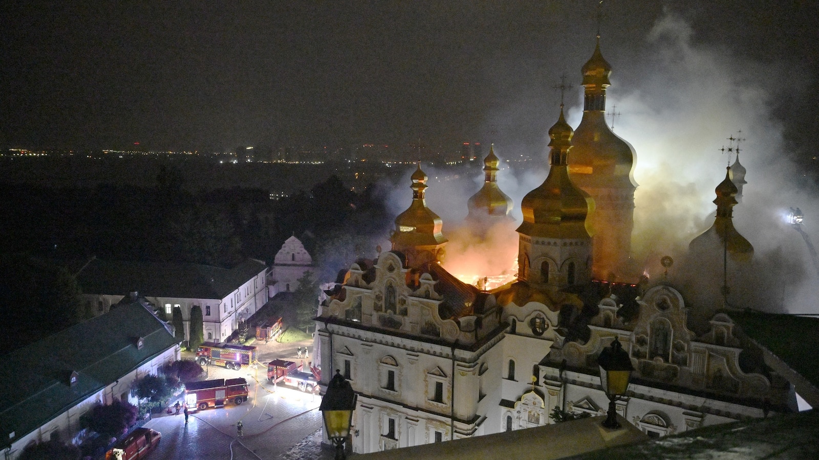 Rusia bombardea Kyiv con drones y misiles y prende fuego a una catedral histórica