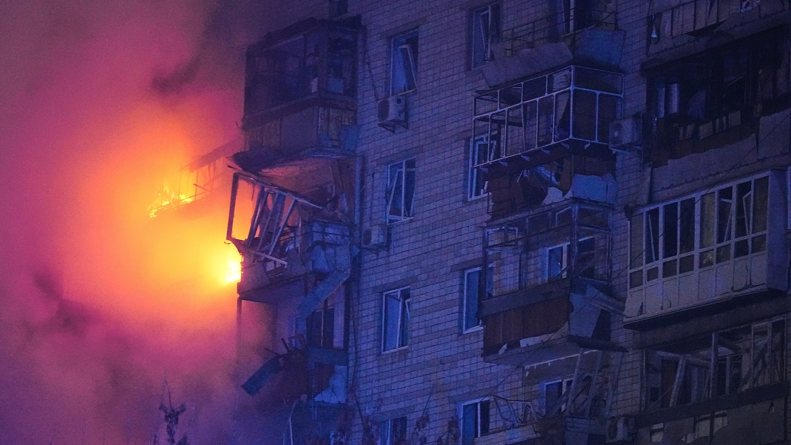 Rusia lanza un ataque mortal contra Kyiv mientras Zelensky se dirige a Estados Unidos para conversar