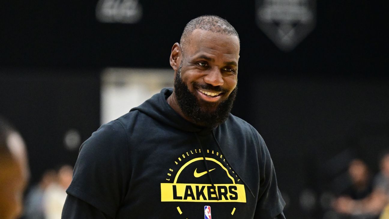 LeBron James practica con los South Bay Lakers de la G League mientras se prepara para la temporada número 23 de la NBA