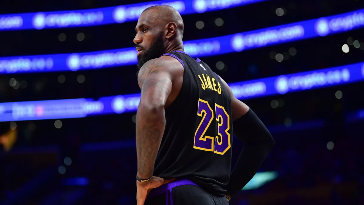 La ex superestrella de los Lakers, LeBron James, les da a los Warriors, Heat y Cavs un plan para llevarlo a la agencia libre