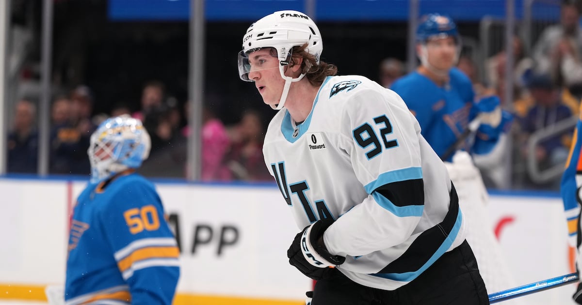 Logan Cooley abandona el partido con una lesión en la rodilla tras una colisión en el tercer tiempo