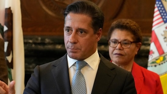 Quién es Alberto Carvalho y por qué el FBI está allanando la casa y la oficina del superintendente del LAUSD