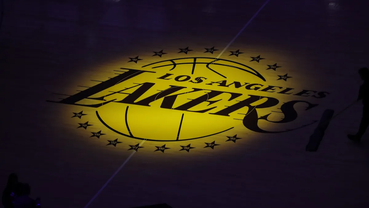 Los Lakers han cortado oficialmente sus lazos con la ex superestrella de los Knicks de 6 pies 7 pulgadas, miembro del Salón de la Fama.