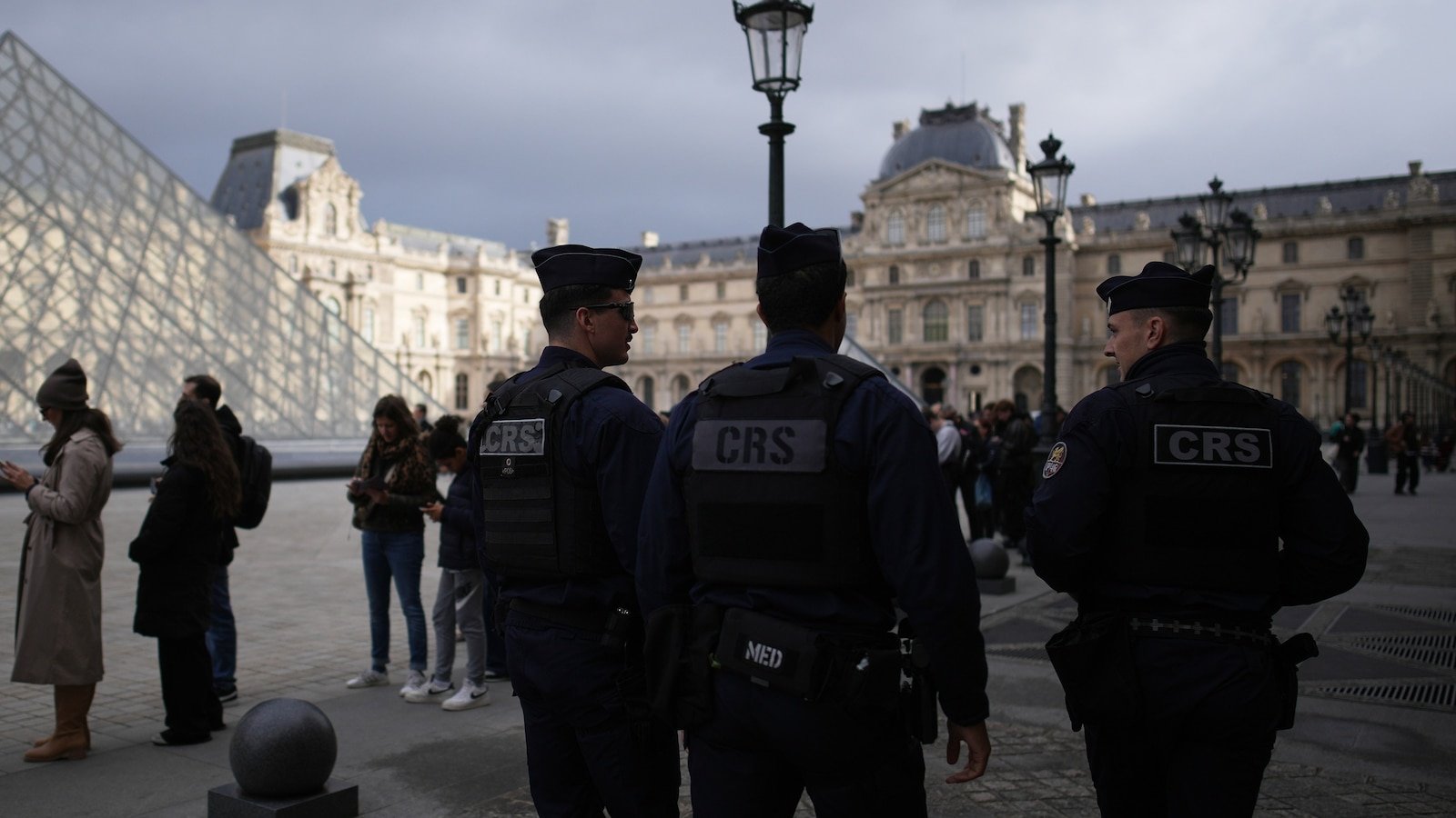 Louvre-theft-ap-bh-251027_1761597306541_hpMain_16x9.jpg