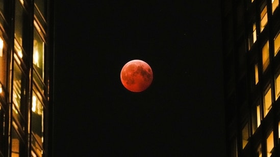 ¿Será visible el eclipse lunar en Estados Unidos? Cuándo y dónde ver la “luna de sangre”