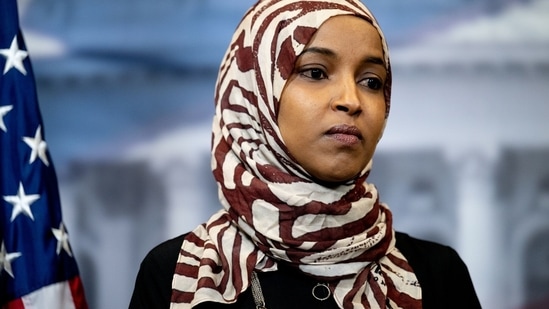 Ilhan Omar hace una gran afirmación sobre los ingresos de su marido Tim Mynett: ¿Gana menos de 200 dólares al año? Una mirada a su patrimonio neto