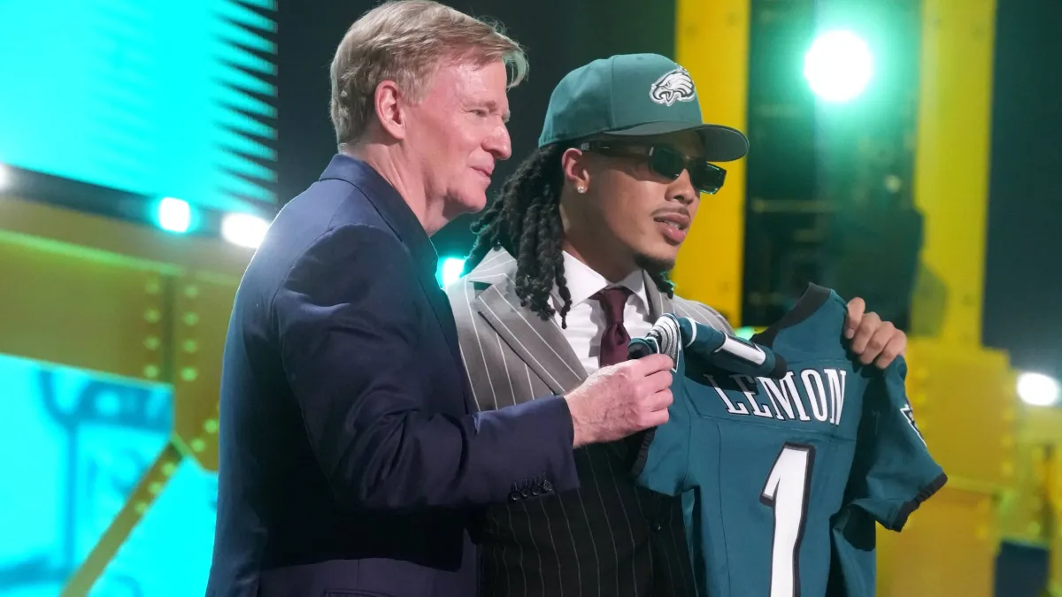 El novato de los Eagles participa en la ceremonia previa al juego de los Filis