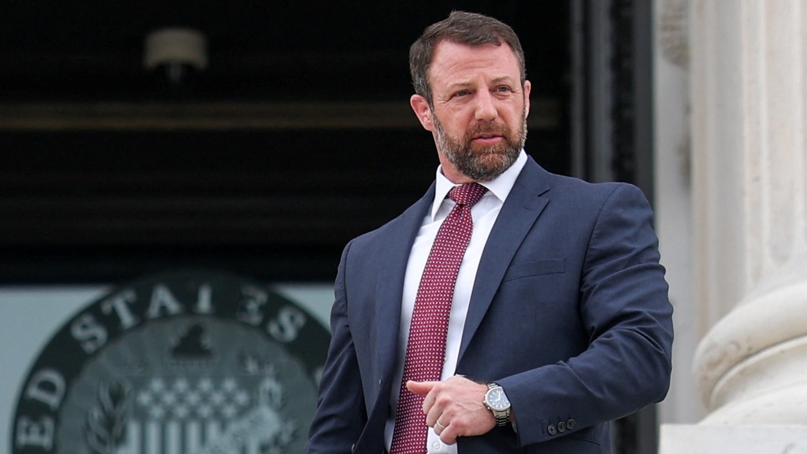 ‘Va a ser práctico’: el senador Markwayne Mullin habla después de ser nombrado reemplazo de Noem en el DHS