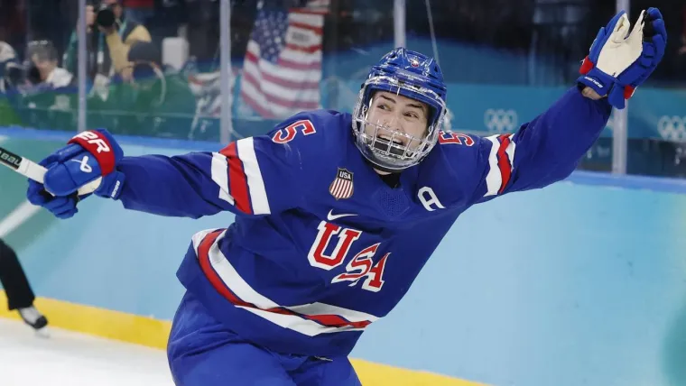 Jugadores de hockey de EE. UU. en SNL: Megan Keller y Hilary Knight le dan a los hermanos Hughes y al equipo masculino un ‘pequeño momento para brillar’