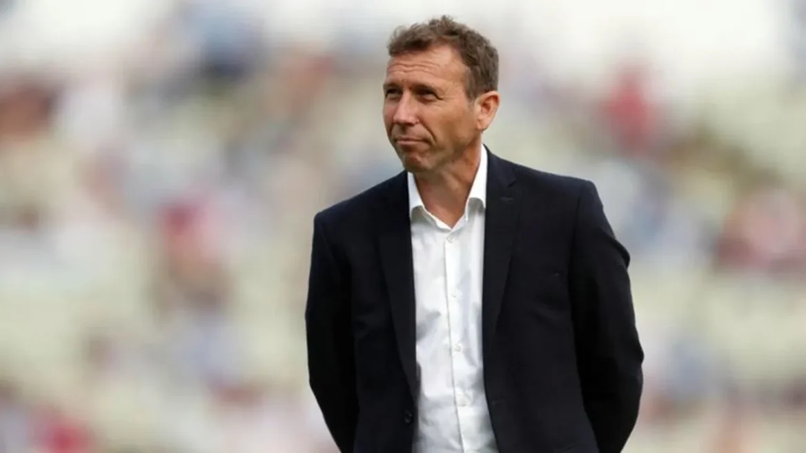 Michael Atherton anuncia el veredicto por el micrófono tras el desastroso partido en casa de Inglaterra contra Nueva Zelanda