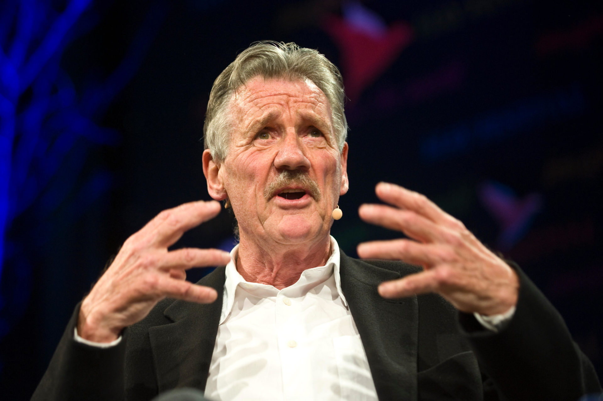 Michael Palin relata un aterrador encuentro con la policía militar mientras filmaba en Venezuela