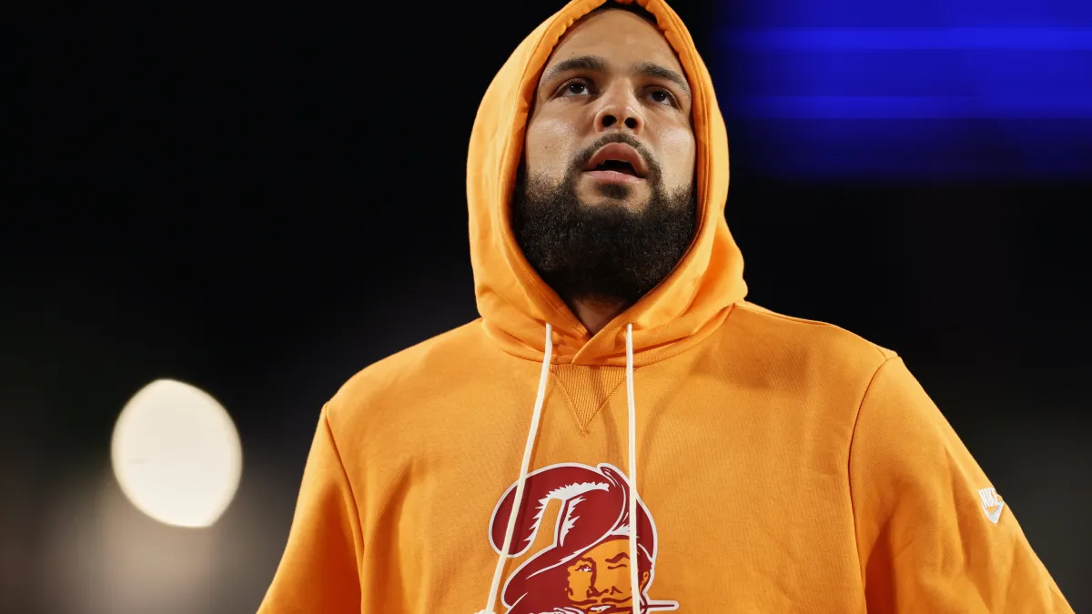 Fanáticos de los 49ers sorprendidos por el tatuaje de Mike Evans en su rodilla derecha