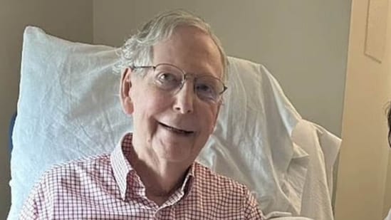 Actualización de Mitch McConnell: un teórico de la conspiración dice que “hay muchas cosas mal” en la nueva foto de “prueba de vida” del senador