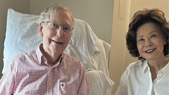 Mitch McConnell brinda información actualizada sobre su salud y comparte una foto del hospital; “Estuvo brevemente inconsciente, tuvo neumonía leve”