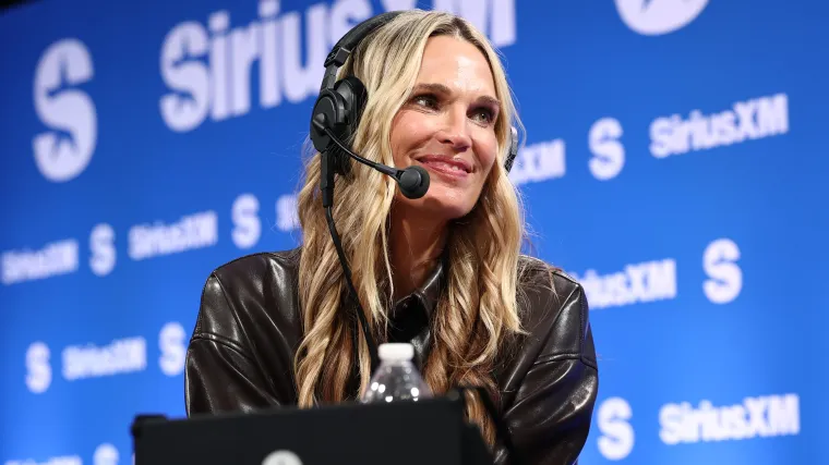 Molly Sims, de 52 años, Burns tomando la arena en bikinis de hilo para adolescentes para SI Swim